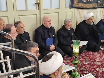 حضور ظریف در خطبه خوانی اربعین در حرم امام رضا(ع) +عکس