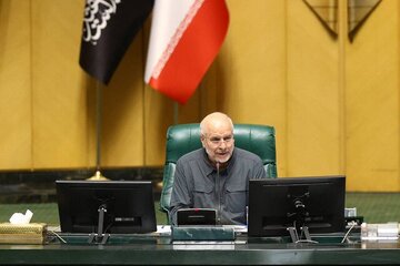 حمایت قالیباف از پزشکیان برابر تندروها/ کسانی که حرف از عدم کفایت رئیسجمهور میزنند، در زمین دشمن بازی میکنند