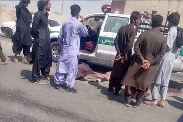 حمله افراد مسلح به دو خودرو در ایرانشهر + تصویر