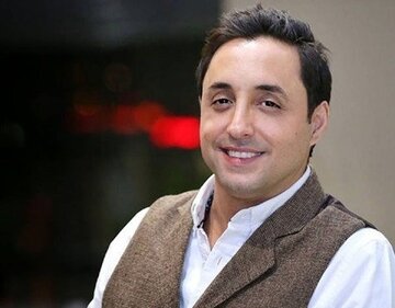 رامبد جوان وقتی میخواهد تمرکز کند، روی تخت دراز میکشد و با مراجعانش حرف میزند!