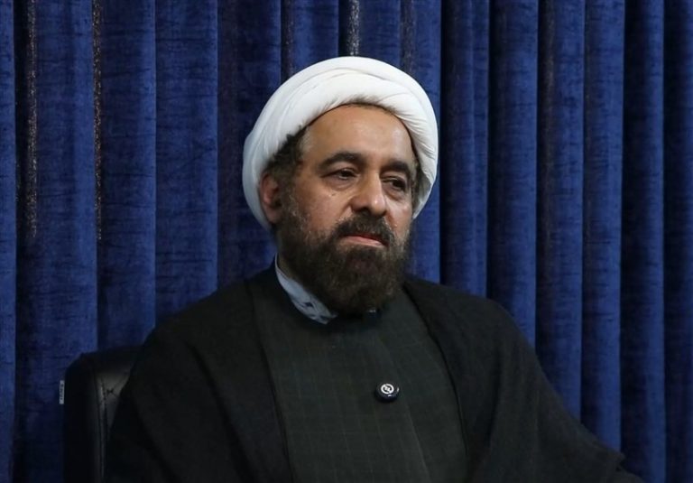 رسانه در افشای دروغهای جریان استکبار پیشگام باشد