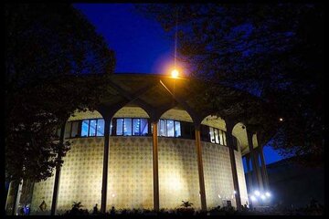 رضا گوران به سالن اصلی تئاتر شهر می‌رود