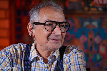 زیباکلام: دولت اگر سرمایه اجتماعی نداشته باشد ناچار است”کاسه چه کنم” دستش بگیرد/ تندروها حاضر نیستند قبول کنند که مشکل کشور، خودشان هستند