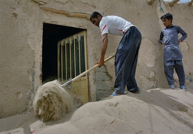 سیستانیها در محاصره ریزگردهای بیپایان و بیآبی/ منازل زیر ماسه دفن شدند + فیلم