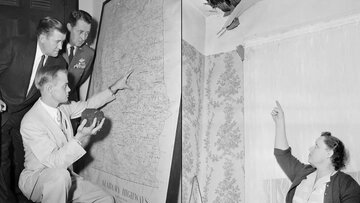 شهابسنگ روی خانه افتاد، از سقف عبور کرد و به زن نگونبخت برخورد/ عکس