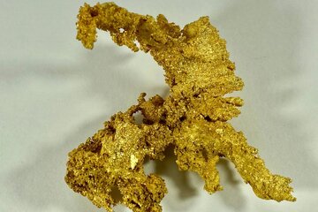 طلای کریستالی چیست و چرا یکی از کمیاب‌ترین اشکال طبیعی طلا روی زمین است؟