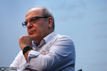 عباس عبدی خطاب به پزشکیان: موضوع وفاق را فقط می توانید با شخص رهبری پیش ببرید/نگذارید تندروها همه چیز را خراب کنند؛کشور را از دست آنها خارج کنید