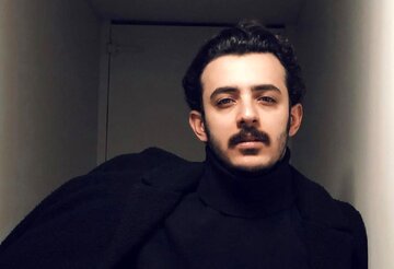 علی شادمان جایزهاش را به بازیگر تئاتر زندانی؛ حسین محمدی تقدیم کرد