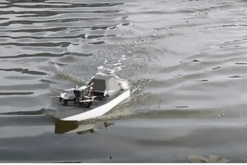 عکس | کوچکترین ناو هواپیمابر جهان با ابعادی باورنکردنی