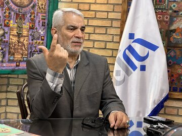 فعال اصولگرا: داشتن گوشی همراه به این معنی است که شما یک نتانیاهو یا یک ترامپ همراهتان است!/ نمیشود تنها به اینکه ادعای انقلابی گری کردم، کفایت شود