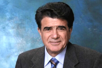 محمدرضا شجریان در کنار دیوار برلین پیش از فروپاشی+ عکس