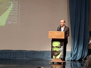 مردی که پناه و دوستش، خط شکسته است