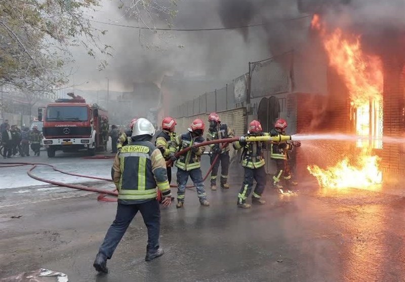 مهار آتشسوزی در کارگاه و انبار سبدهای پلاستیکی حوالی چهاردانگه