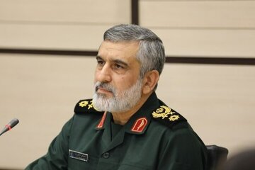 واکنش زائران به تصویر سردار شهید حاجی زاده + عکس