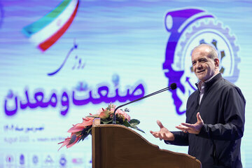 پزشکیان: چهل و هفت سال است به جای حل مشکلات، مدیر را عوض میکنیم/مشکل کشور با پیدا کردن مقصر حل نمیشود/ بد مصرف می کنیم و بد مدیریت می کنیم