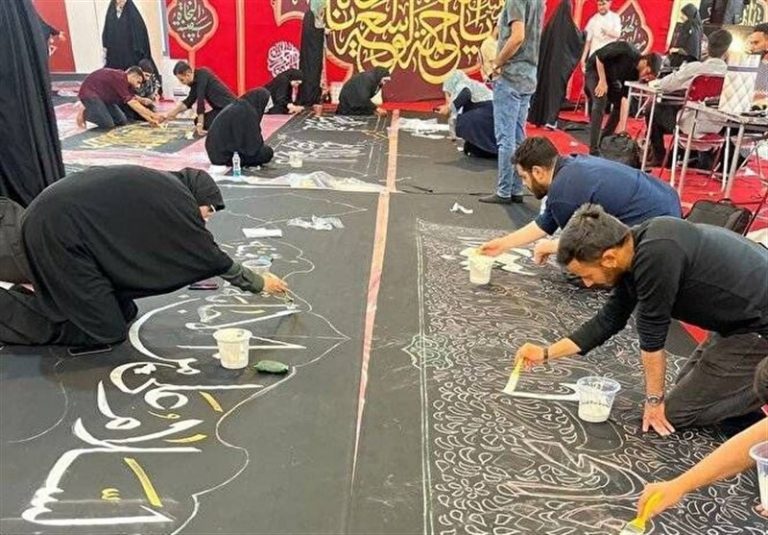 کتیبهنویسی به صورت بداهه در مسیر راهپیمایی جاماندگان اربعین حسینی
