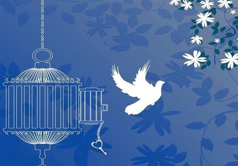 آزادی زندانی نیازمند توسط مادر یک شهید به مناسبت هفته دفاع