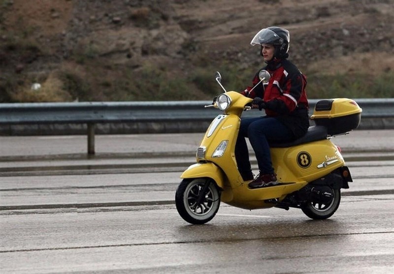 آموزش رانندگی موتور سبک و سنگین به بانوان بدون گواهینامه! + فیلم