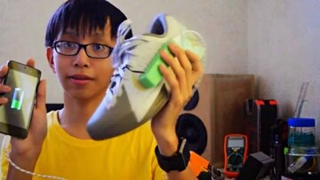 اختراع جالب نوجوان ۱۵ ساله / کفشی که هنگام راه‌رفتن موبایل را شارژ می‌کند