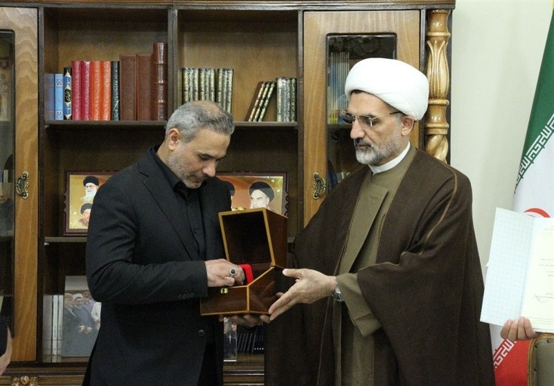 اهدای انگشتر متبرک شهید قاسم سلیمانی به موزه شهدای حشدالشعبی