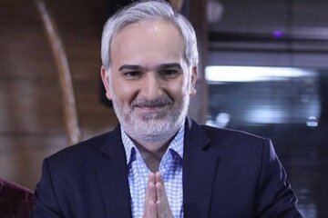 بازیگری که به جای ارژنگ امیرفضلی به مردم امضاء میدهد