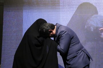 تجلیل از مادران شهدای کرمان / استاندار دست مادرش را بوسید