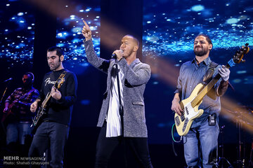 حاضرید نام خواننده محبوبتان را پشت لبتان تتو کنید؟!