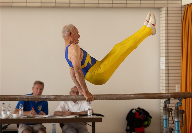 حرکات ژیمناستیک پیرمرد ۹۰ ساله/ وقتی سن فقط یک عدد است+فیلم