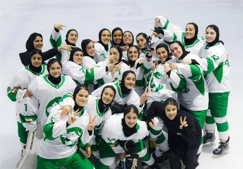 حضور دو بازیکن هاکی روی یخ جوانان دختر در لیگ مجارستان