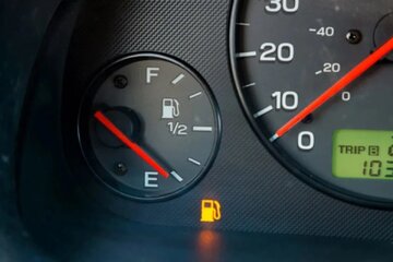 خودرو با چراغ روشن بنزین چند کیلومتر راه میرود؟