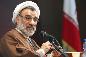 دبیر شورای عالی انقلاب فرهنگی:نمی توانیم برای آوازخواندن یک خانم در جمع آقایان مجوز بدهیم/ در فتوای رهبر انقلاب،غنای لهوی هم حرام نیست