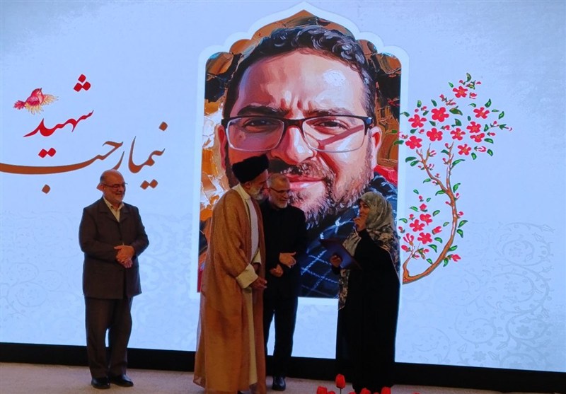 رادیوییها خانواده شهید نیما رجبپور را ایستاده تشویق کردند/ «موج حقیقت» با روایتی از جنگ ۱۲ روزه رونمایی شد