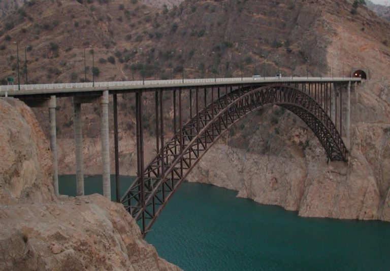 شاهکار مهندسان ایرانی بر فراز دریاچه سد گلورد/ ساخت بلندترین و بزرگترین سازه زیرقوسی + فیلم