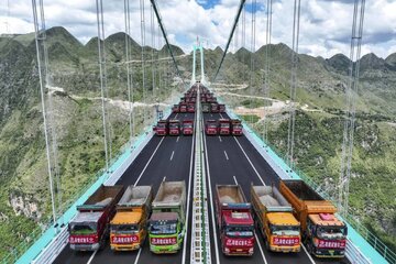 عبور همزمان ۹۶ کامیون برای آزمایش مرتفعترین پل جهان در چین