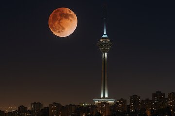 عکس | لحظه ماهگرفتگی کنار برج میلاد