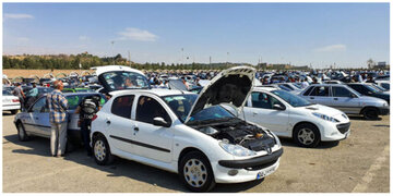 قیمت خودرو در بازار ارزانتر از کارخانه/ خودروساز گران می کند، مشتری نمی خرد