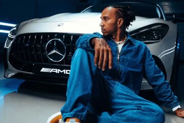 لوئیس همیلتون کلکسیون ۱۷ میلیون دلاری خودروهای خود را میفروشد