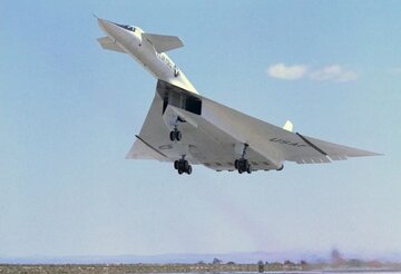 مخزن سوخت این بمبافکن، اندازه یک هواپیما است