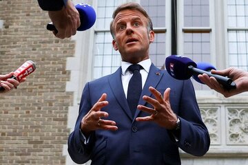 ملانشون: مکرون باید استعفا دهد