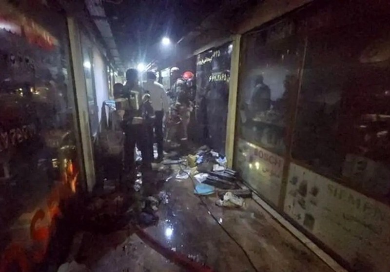 مهار آتشسوزی در ساختمان ۱۲ طبقه تجاری خیابان جمهوری