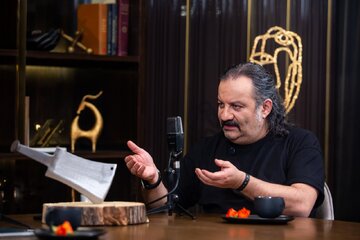 مهراب قاسمخانی: خانمها حق نداشتند موز و خیار دست بگیرند!