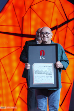 پادرمیانی پرویز پرستویی نزد علی ربیعی برای خانوادههای بدون شناسنامه