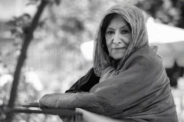 پری صابری بر سر مزار فروغ فرخزاد/ عکس