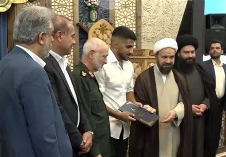 پهلوان غلامرضا فرخی قهرمان کشتی جهان خادم حرم شاهچراغ (ع) شد