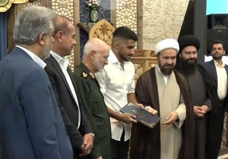 پهلوان غلامرضا فرخی قهرمان کشتی جهان خادم حرم شاهچراغ (ع) شد