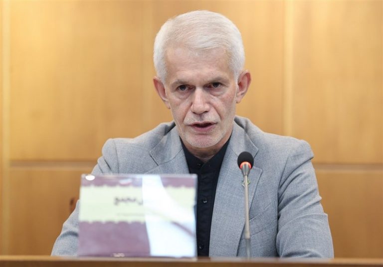 اسبقیان: باشگاهها مکلف به رعایت سقف قراردادها هستند/ نسبت به فوتبال بیتفاوت نیستیم