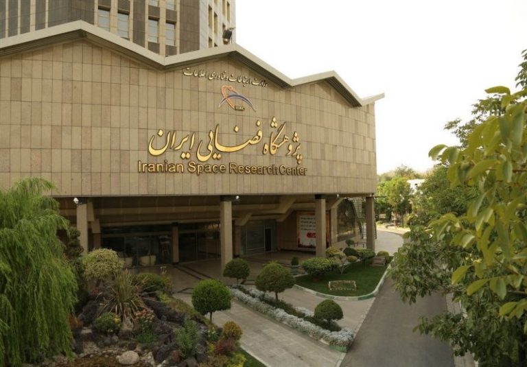 امضای توافقنامه طراحی آنتن سار راد ۲ در پژوهشگاه فضایی ایران