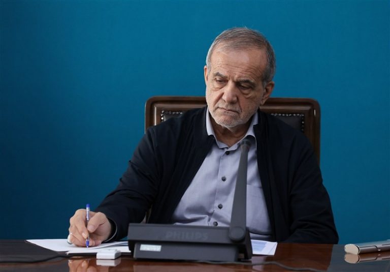 انتقاد رئیسجمهور از تعدد مجوزها و رانت ارزی/ صدهامیلیون دلار با انفعال مدیریتی صرف آیفون شد