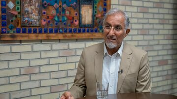 اگر دستکاری دولتها نبود، الان دلار چقدر قیمت داشت؟/ راغفر پاسخ داد