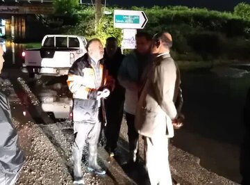 بازدید شبانه استاندار گیلان از مناطق دچار آبگرفتگی در بندر انزلی